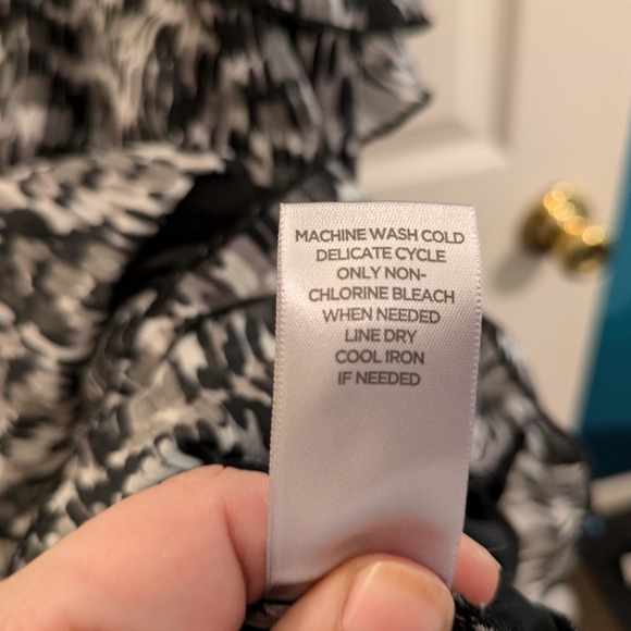 Avenue black & white brush stroke, layered, sleeveless blouse, size 26/28 - Picture 8 of 12